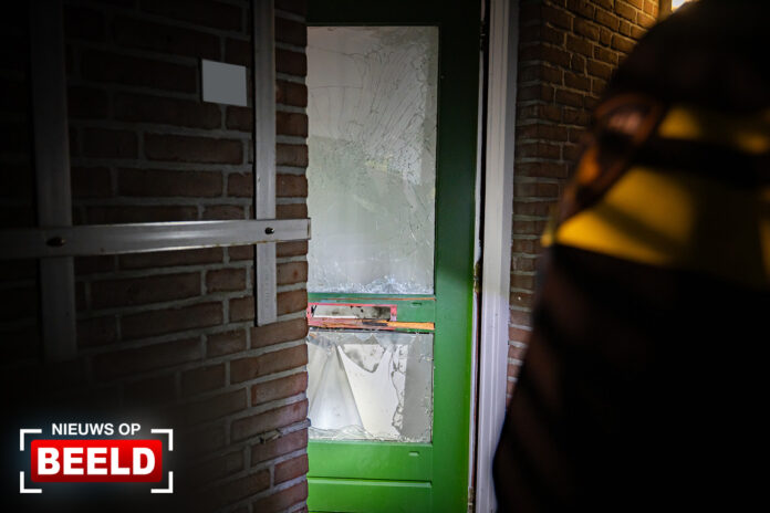 Explosief veroorzaakt schade aan voordeur Zichtvoorde Spijkenisse