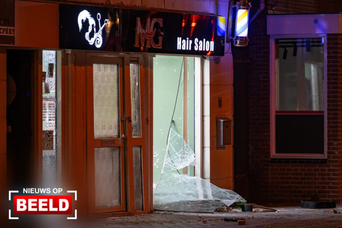 Gevel kapperszaak zwaar beschadigd na explosie Westhavenkade Vlaardingen