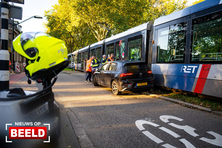 Tramverkeer gestremd door aanrijding tussen tram en auto Groene Hilledijk Rotterdam