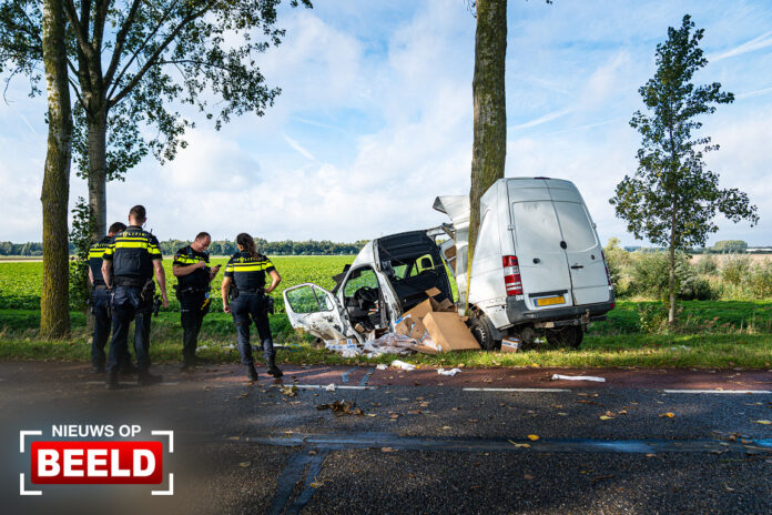 Pakketbezorger zwaargewond na botsing tegen boom Strijensedijk Mookhoek