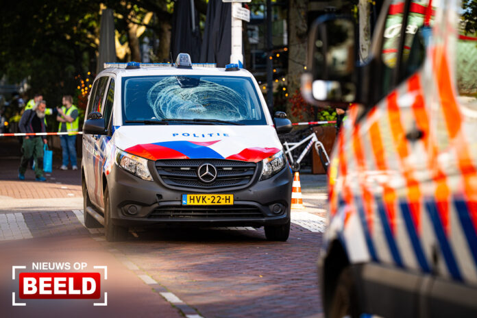 Fietser gewond na botsing met politieauto Karel Doormanstraat Rotterdam