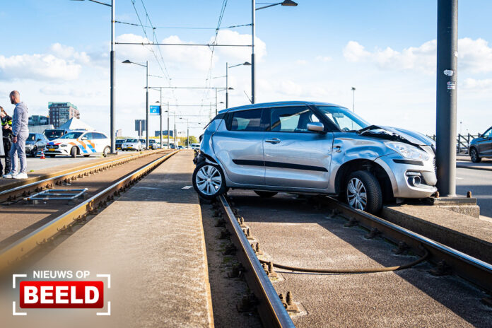 Auto op trambaan bij botsing tussen drie voertuigen Varkenoordseviaduct Rotterdam