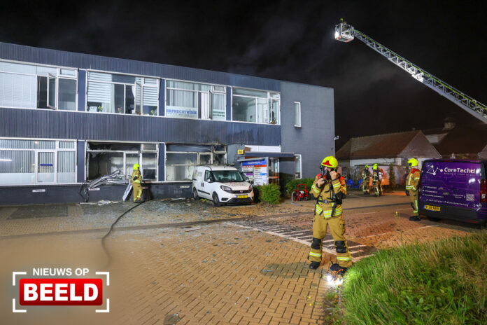 Ravage na explosie en brand bij bedrijfspand Industrieweg Berkel en Rodenrijs