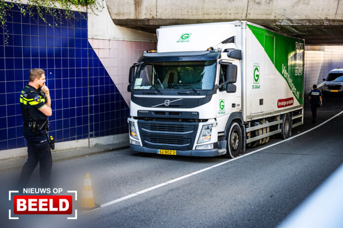 Vrachtwagen rijdt zich klem onder spoorviaduct Dubbeldamseweg Zuid 1 Dordrecht