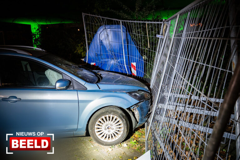 Rijbewijs ingevorderd na botsing tegen hekwerk Noorderkanaalweg Rotterdam