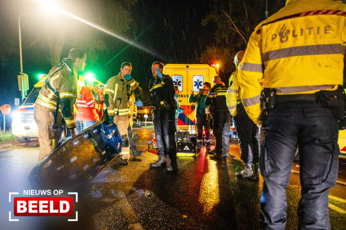 Drie inzittenden gereanimeerd nadat auto water in rijdt bij veerpont Kop van ’t Land Dordrecht