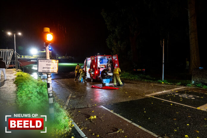 Drie inzittenden gereanimeerd nadat auto water in rijdt bij veerpont Kop van ’t Land Dordrecht