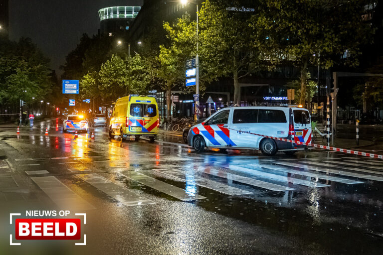 Fietser door lucht geslingerd na aanrijding Blaak Rotterdam