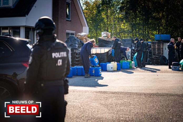 Honderd kilo cocaïne aangetroffen in bedrijfspand, acht aanhoudingen Gebroken Meeldijk Barendrecht