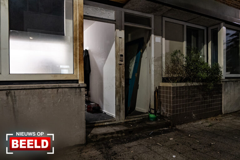 Voordeuren en auto’s beschadigd bij explosie Schefferstraat Rotterdam