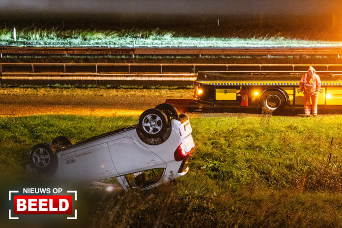 Auto over de kop op snelweg A29 Numansdorp