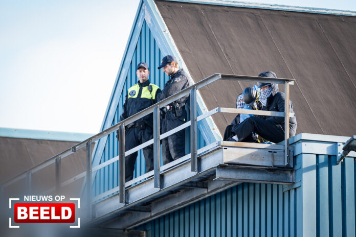 Activisten blokkeren fabriek GKN Aerospace Fokker Zwaaikom Papendrecht