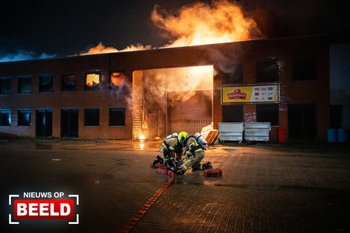 Uitslaande brand verwoest meerdere bedrijven in bedrijfspand Sydneystraat Rotterdam