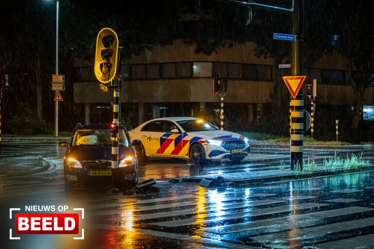 Auto rijdt tegen verkeerslicht Kralingseweg Capelle aan den IJssel