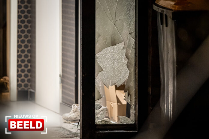 Explosie bij voordeur woning Jupiterstraat Zwijndrecht