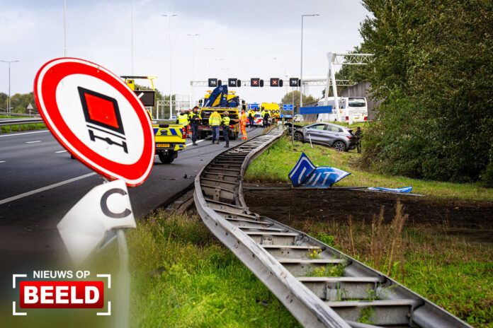 Auto slaat over de kop en belandt aan verkeerde kant vangrail A16 Dordrecht