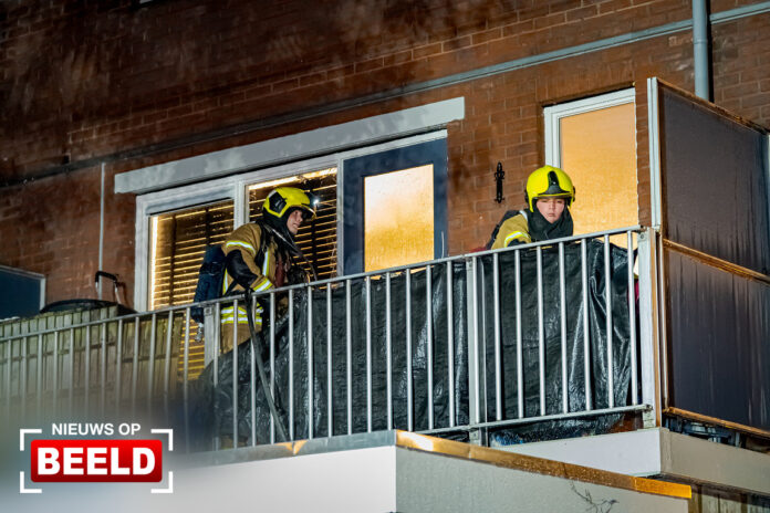 Explosie op balkon door vermoedelijke vuurwerkbom Dr. Boutensstraat Zwijndrecht