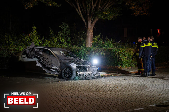 Geparkeerde auto volledig uitgebrand Bachlaan Barendrecht