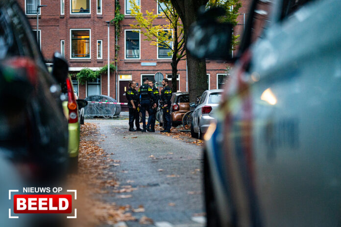Politie onderzoekt schietpartij op straat Veelzigtstraat Rotterdam