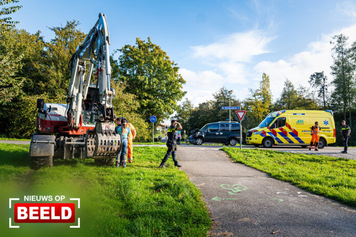 Bestuurster naar ziekenhuis na botsing met graafmachine Vaandragerdreef Bergschenhoek