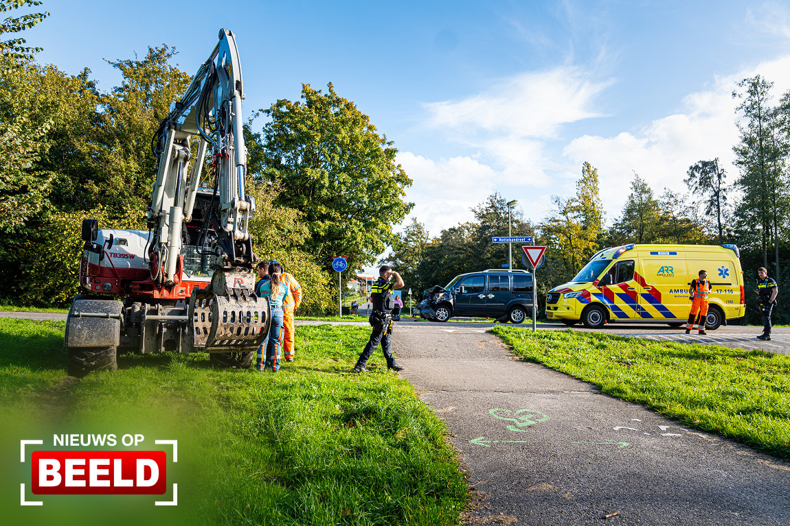 Bestuurster naar ziekenhuis na botsing met graafmachine Vaandragerdreef Bergschenhoek
