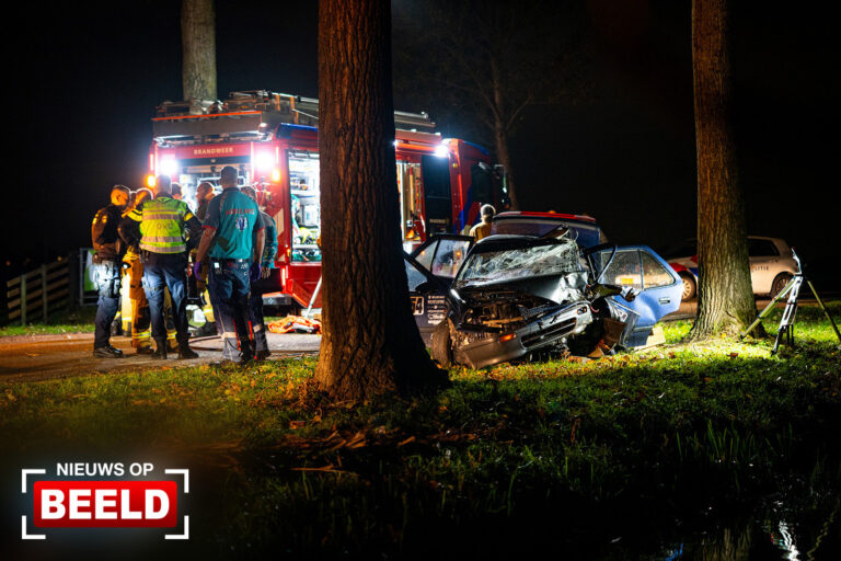 Automobilist onder invloed zwaargewond na botsing tegen boom Peppelweg Groot-Ammers