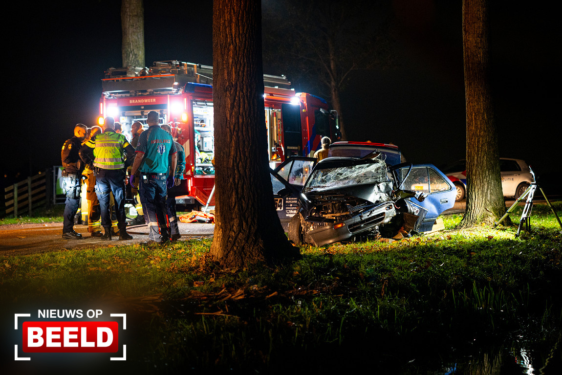 Automobilist onder invloed zwaargewond na botsing tegen boom Peppelweg Groot-Ammers