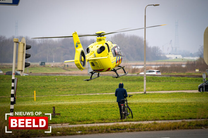 Helikopter maakt noodlanding bij Den Helder, hulpdiensten massaal uitgerukt
